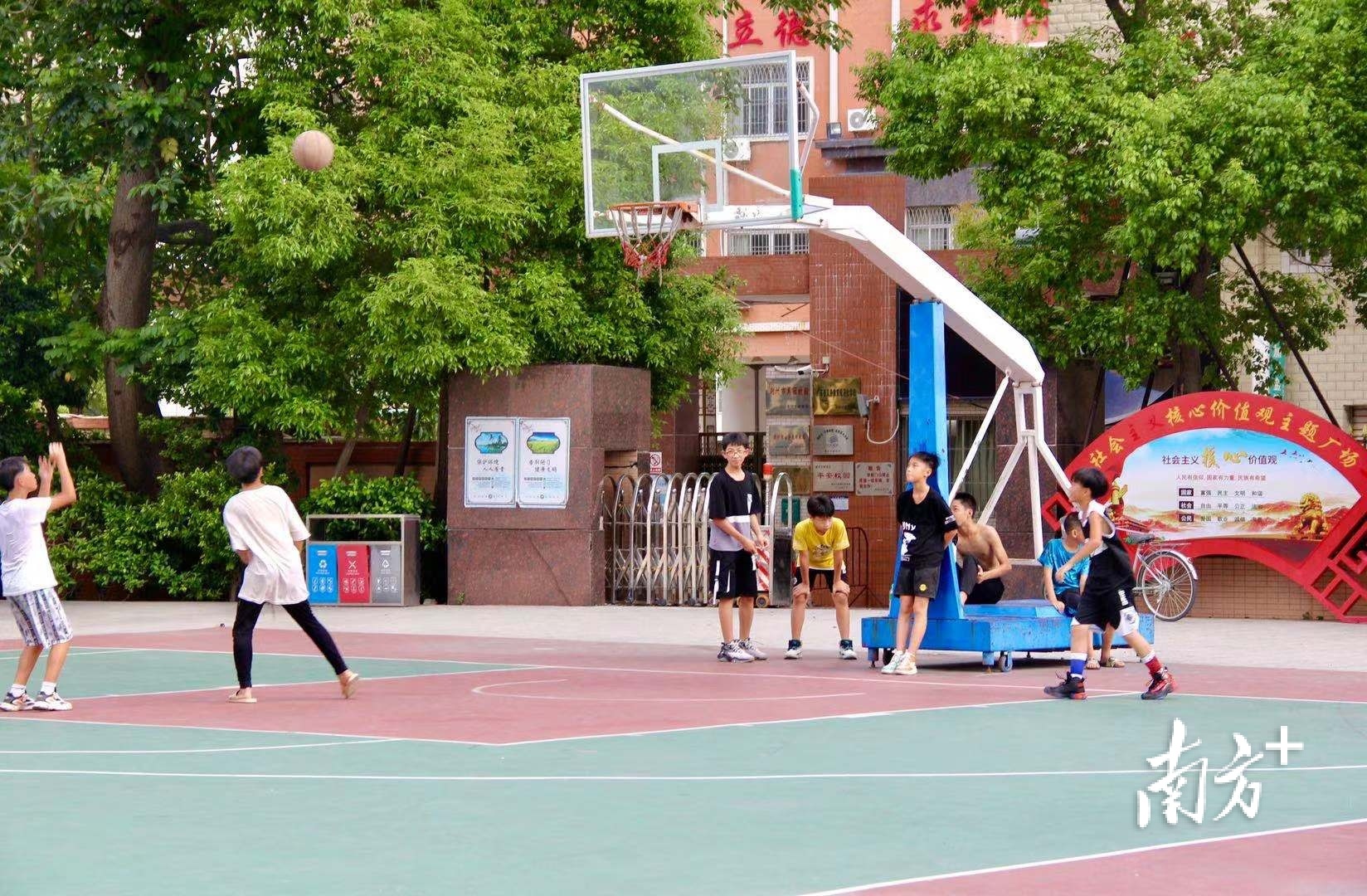 长美二村的党建文化广场里基础设施配套齐全，为村民休闲娱乐增添了新选择。