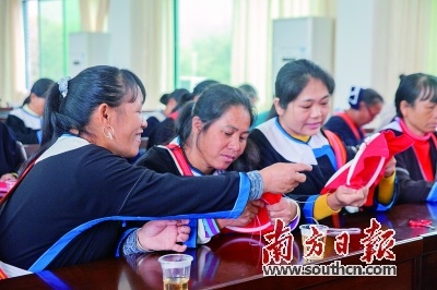 张亚男创立的清远市刺绣文化协会，为300多名山区妇女和少数民族群众义务培训。受访者供图