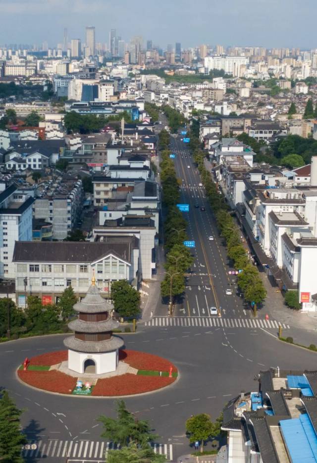 扬州市城区，街面上车辆稀少。（新华社/图）