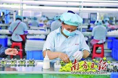 村民在扶贫车间里工作。吴明 摄