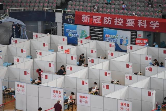 2021年8月2日，市民在南京市鼓楼区五台山体育中心新冠病毒疫苗集中接种点接种疫苗。（新华社记者 季春鹏/图）