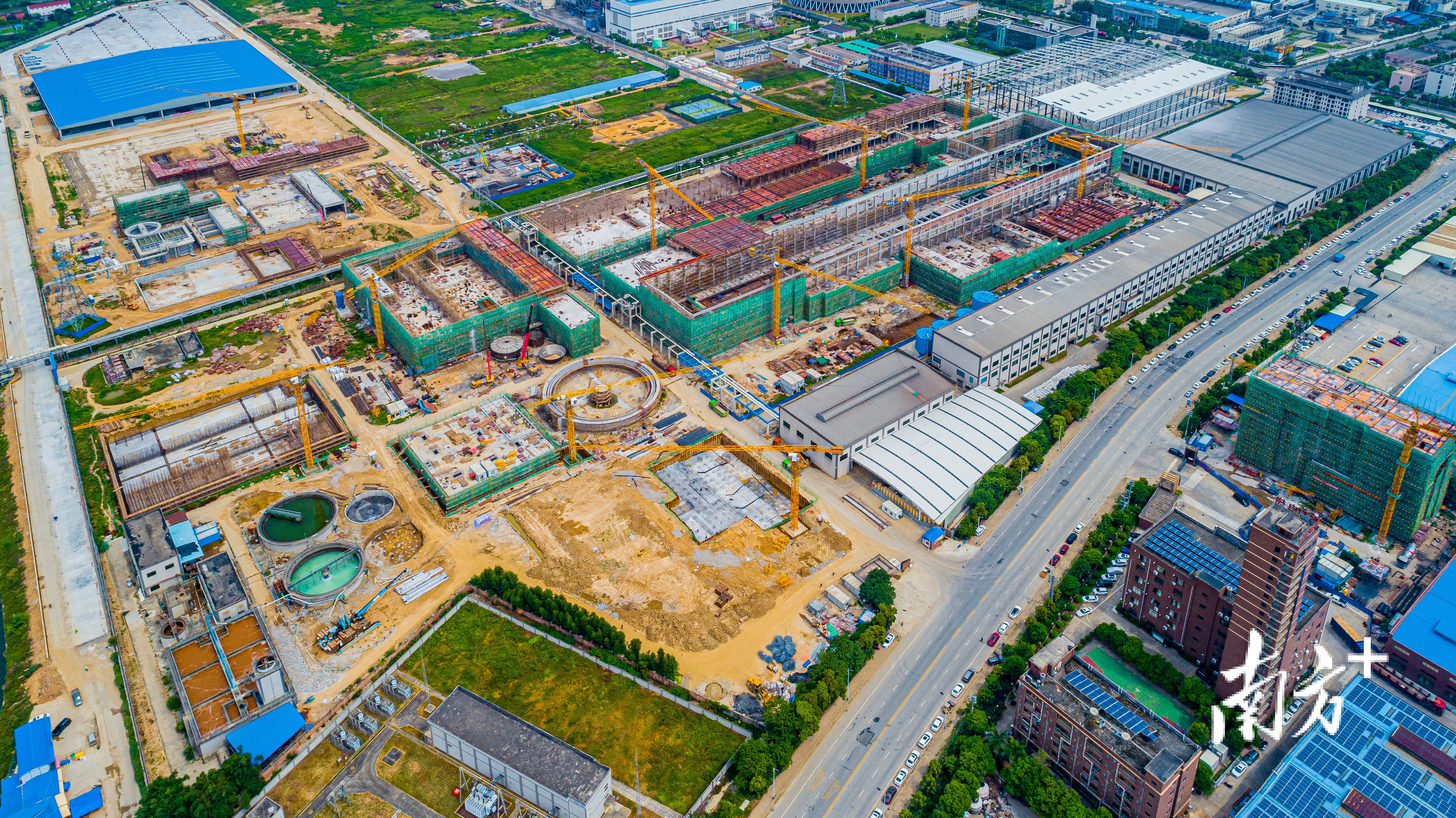 广东山鹰100万吨造纸项目达标达产后，每小时消耗蒸汽270吨，几乎占到现有国能肇庆电厂每小时供汽总负荷的一半。王振宇 摄