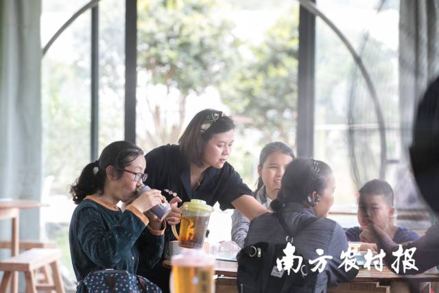 钟倩敏负责管理民宿的餐饮，与丈夫分工合作，共同经营好水果迷城。