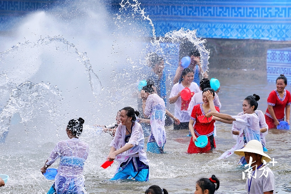 连山戏水节图片