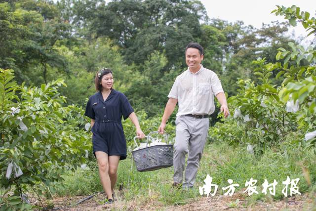  邱稳庄与他的妻子钟倩敏