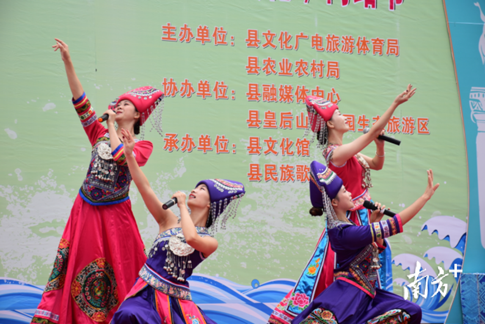 互动节目《耍水歌舞》。 互动节目《耍水歌舞》。