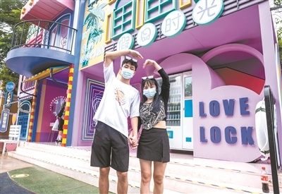 情侣们来到主题乐园打造的甜蜜网红街区打卡。 情侣们来到主题乐园打造的甜蜜网红街区打卡。
