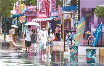 情侣们来到主题乐园打造的甜蜜网红街区打卡。