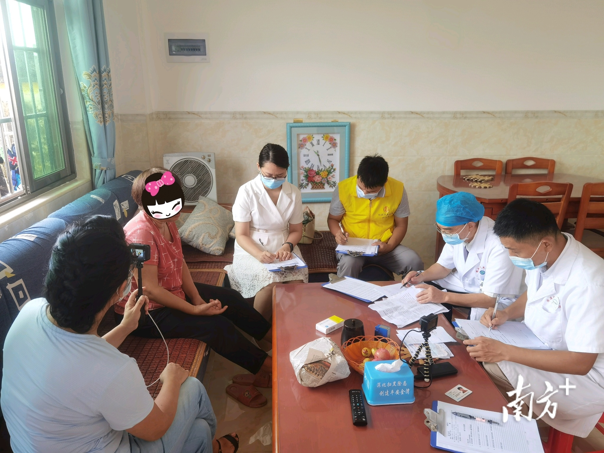 由沙脊村社工带领专业医生团队为村内7户重大疾病家庭提供上门会诊。 通讯员供图&nbsp;