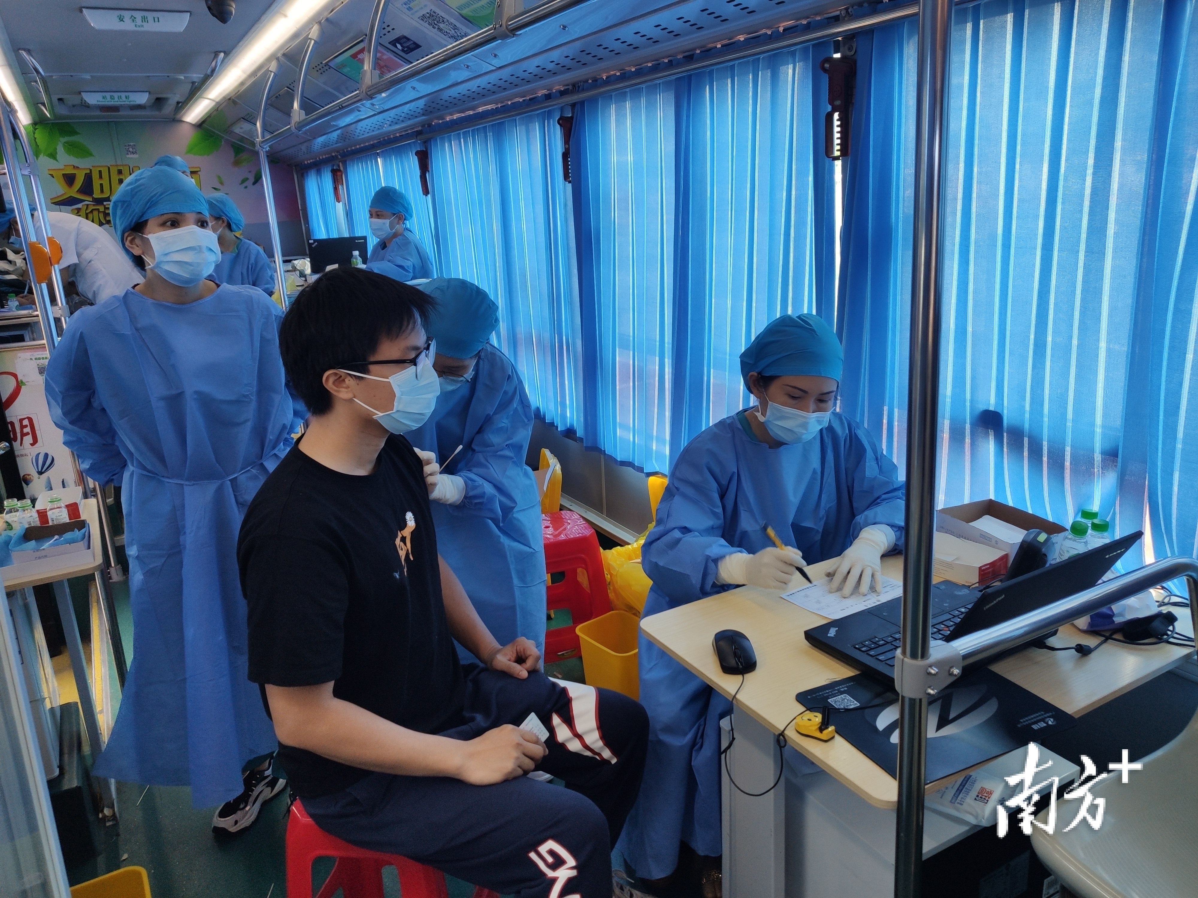 在医护人员的引导下，江海区市民有序接种疫苗。梁云峰 摄