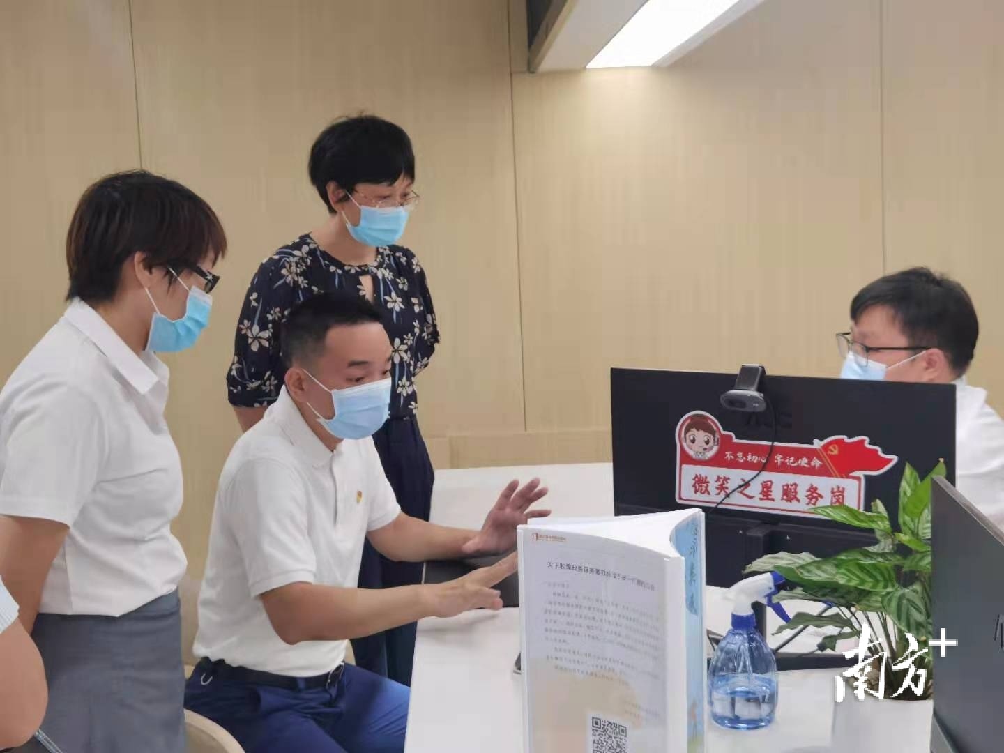黄江镇政务服务中心开展“一把手走窗口”活动