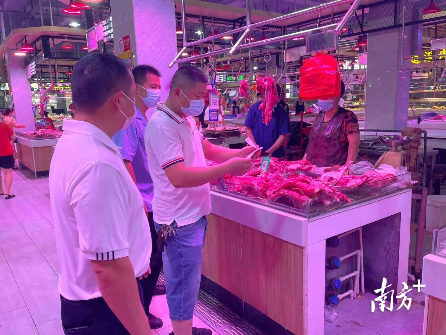 黄江镇农贸市场疫情防控“三人小组”正在巡逻