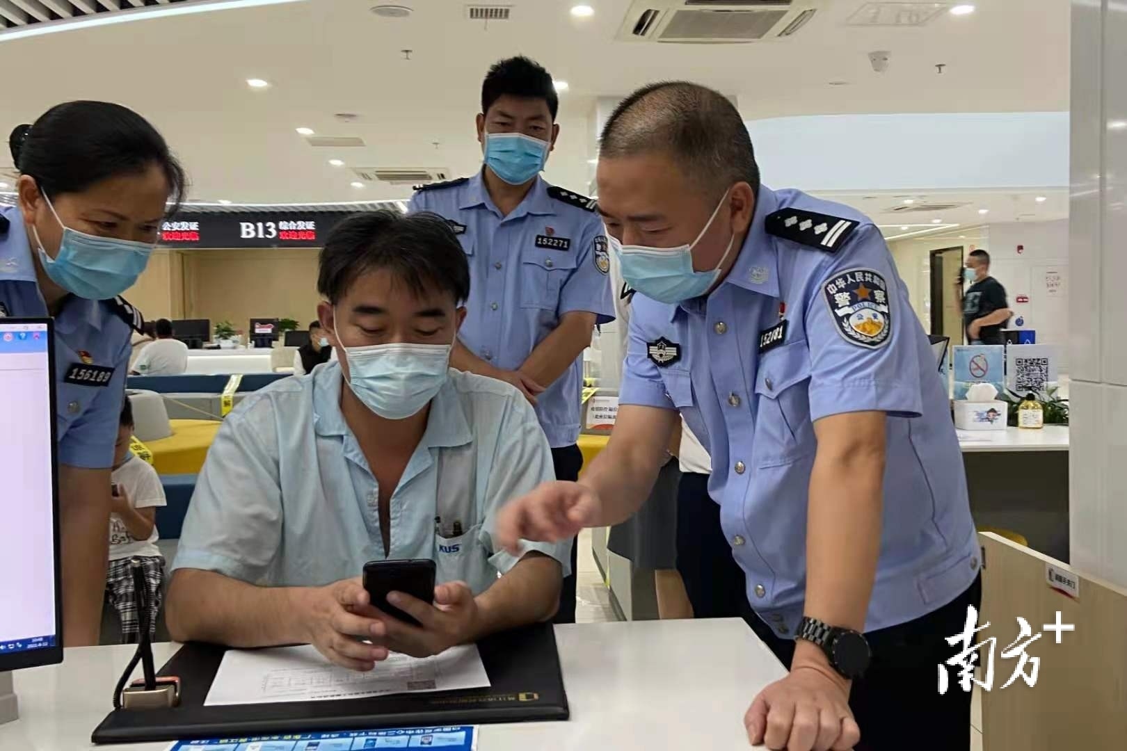 黄江镇政务服务中心开展“一把手走窗口”活动