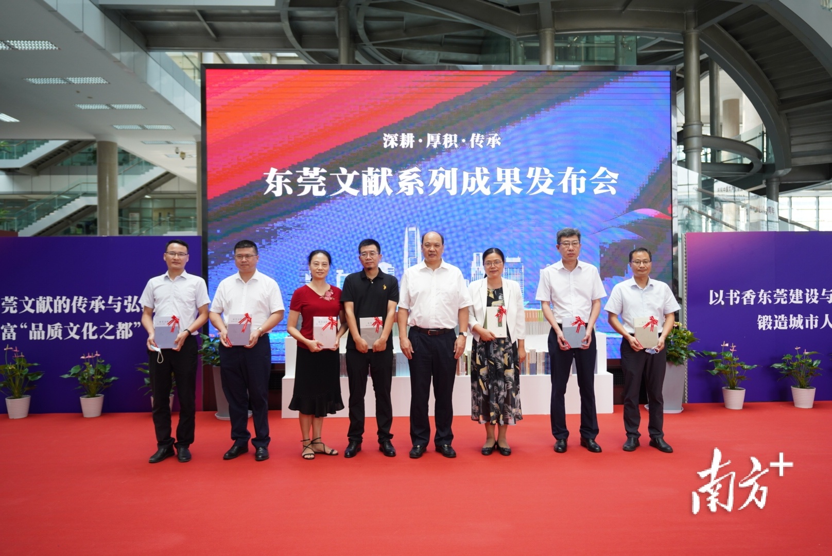 中共东莞市委常委,宣传部部长杨晓棠为东莞高校图书馆,镇街分馆,档案