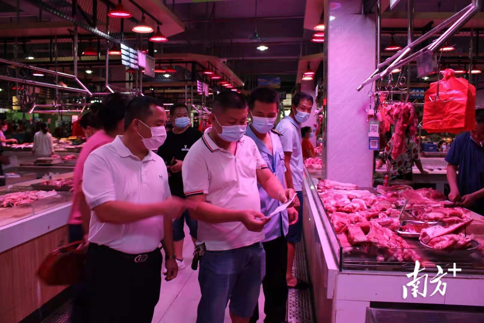 黄江镇农贸市场疫情防控“三人小组”正在巡逻