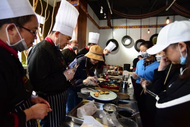 广东省第九批援藏工作队、林芝市人力资源和社会保障局在鲁朗小镇举办 “粤林幸福菜谱”培训班。  周人果 摄