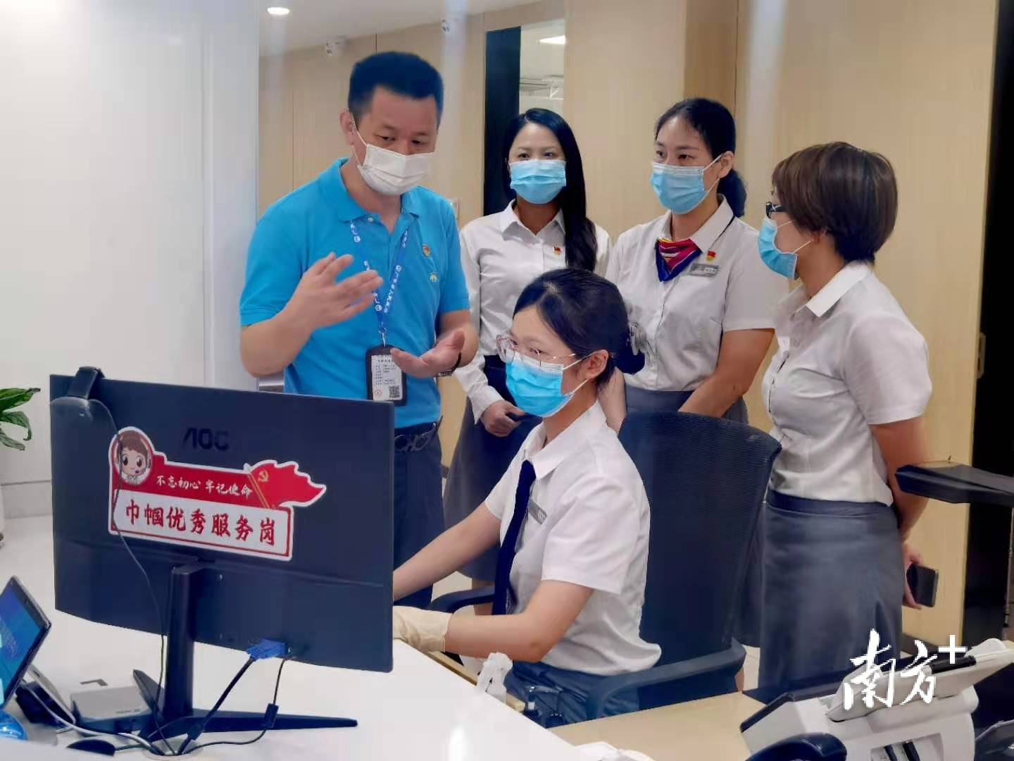 黄江镇政务服务中心开展“一把手走窗口”活动
