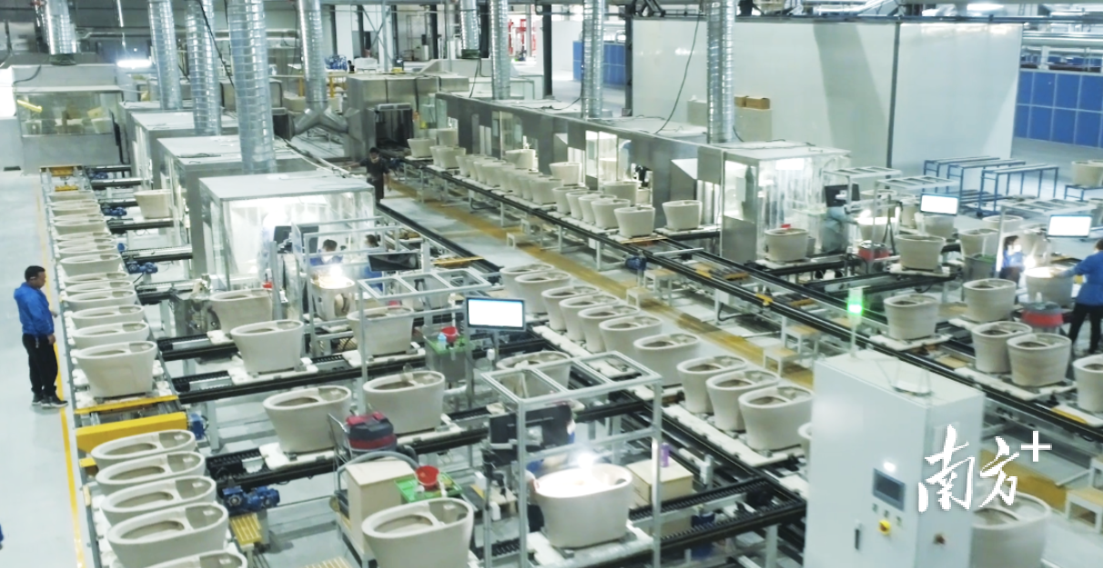 自动化生产设备应用在陶瓷生产线。纪金娜 摄  南方+  拍摄