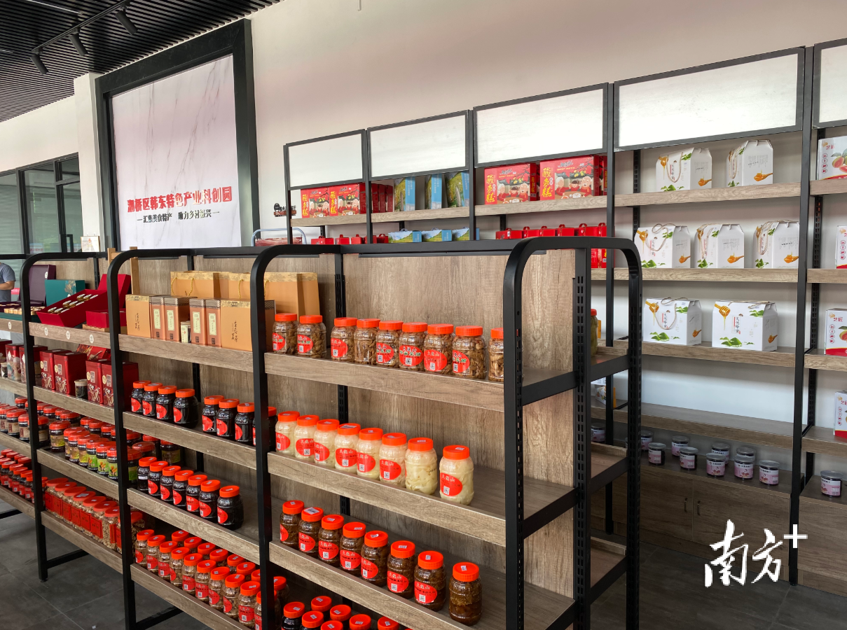 科创园设置了特色农产品体验区。