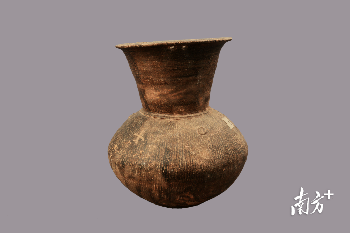 大口尊是浮滨文化的代表性器物之一，图中的大口尊为泥质灰硬陶，器表灰褐色，有酱釉。1974年5月于饶平县浮滨古墓葬出土。受访单位供图  通讯员/受访者 肖燕菁 供图