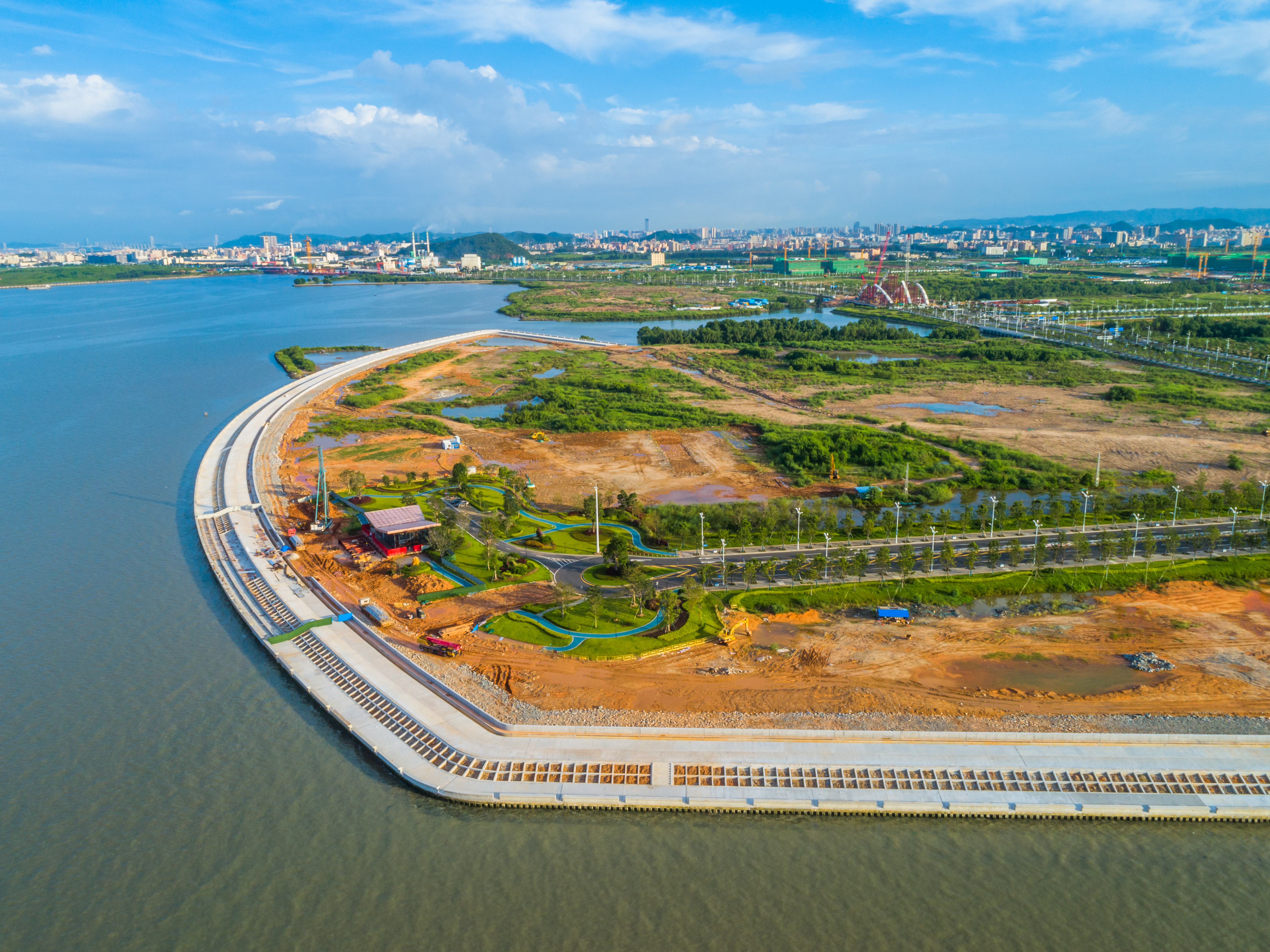 建设中的滨海景观活力长廊。滨海湾宣