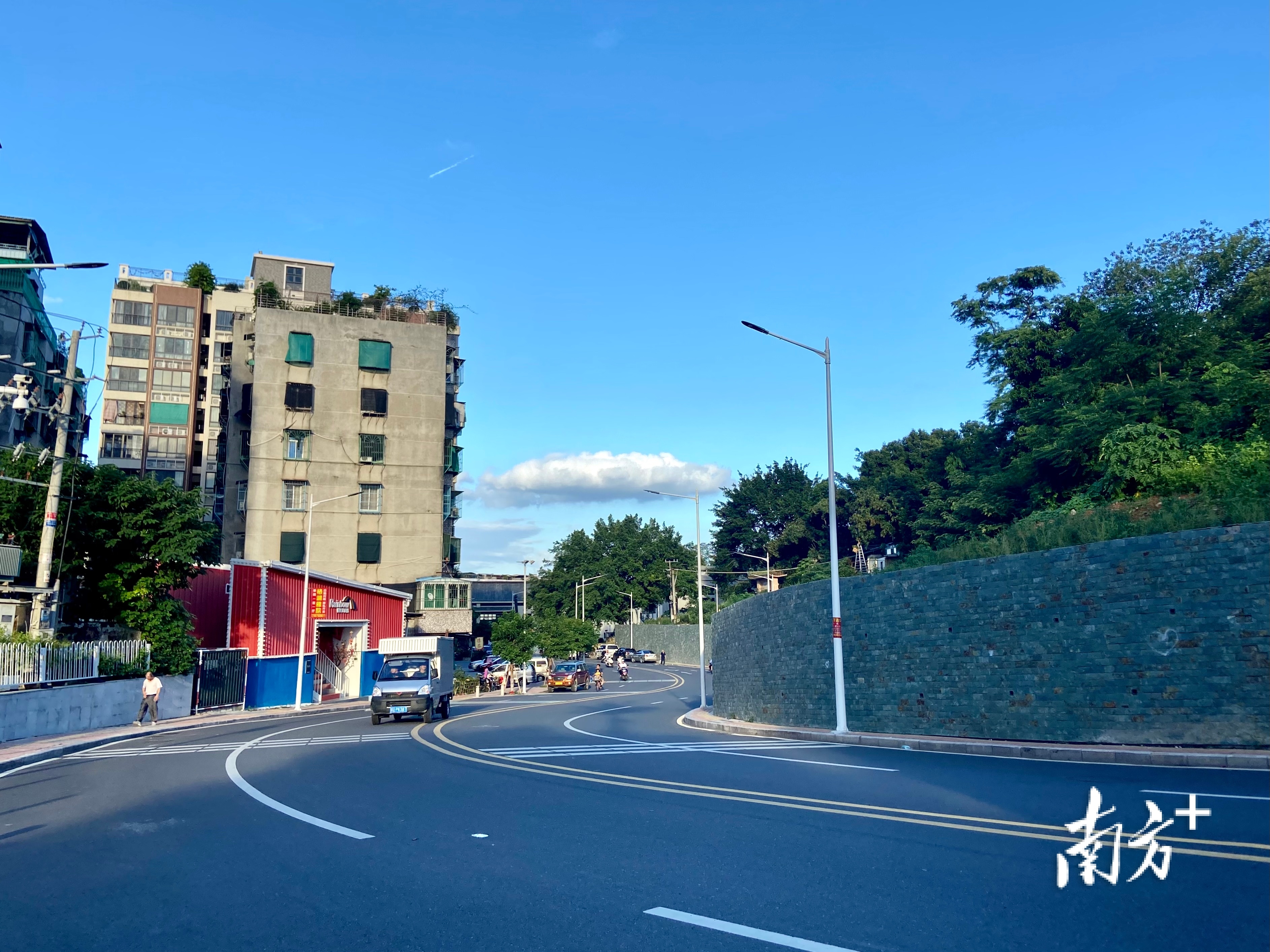 北园路升级改造之后，一改昔日狭窄、坑洼不平、交通拥挤的情况。许钰敏 摄