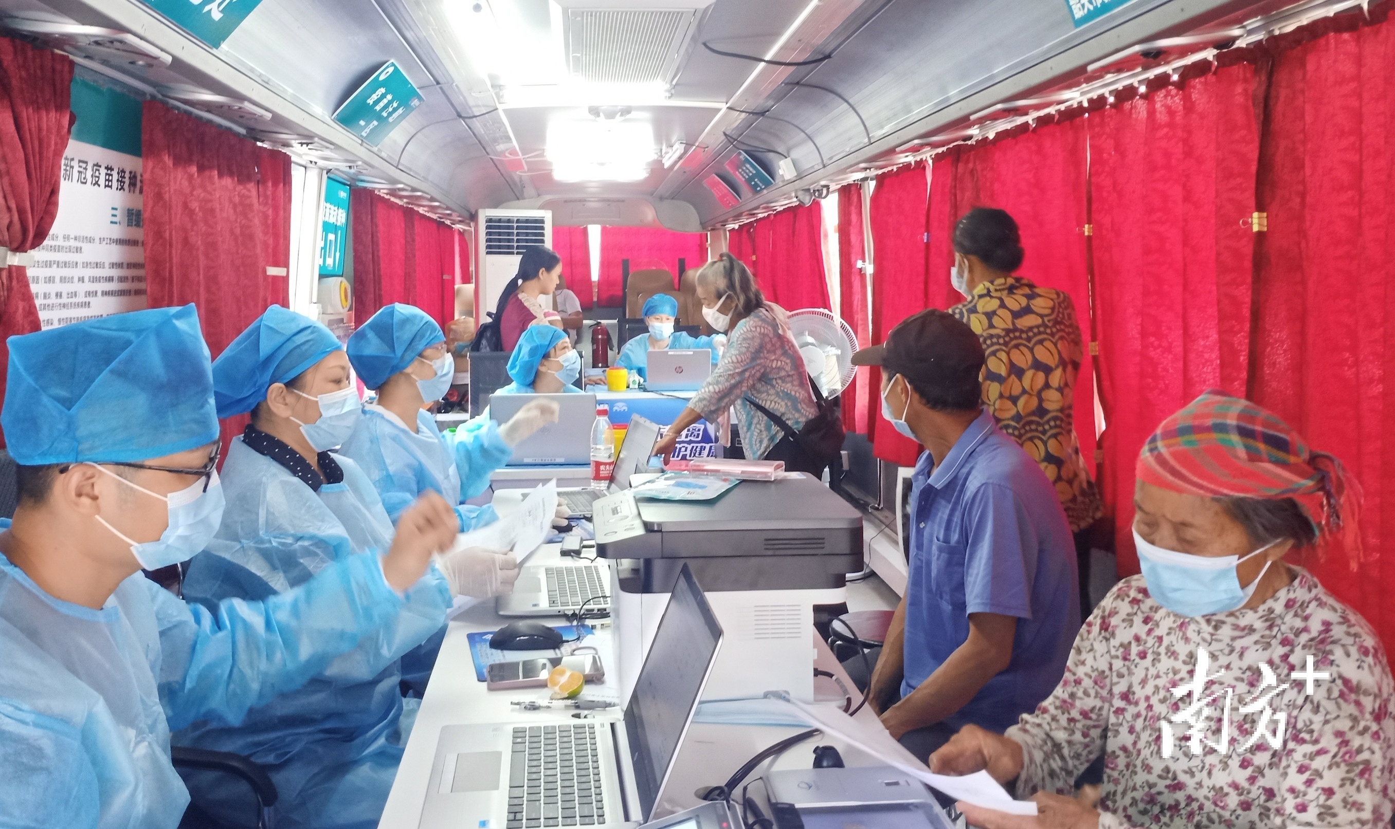 流动车内，医护人员正在为瑶族群众登记信息和接种疫苗。 盘石养 摄