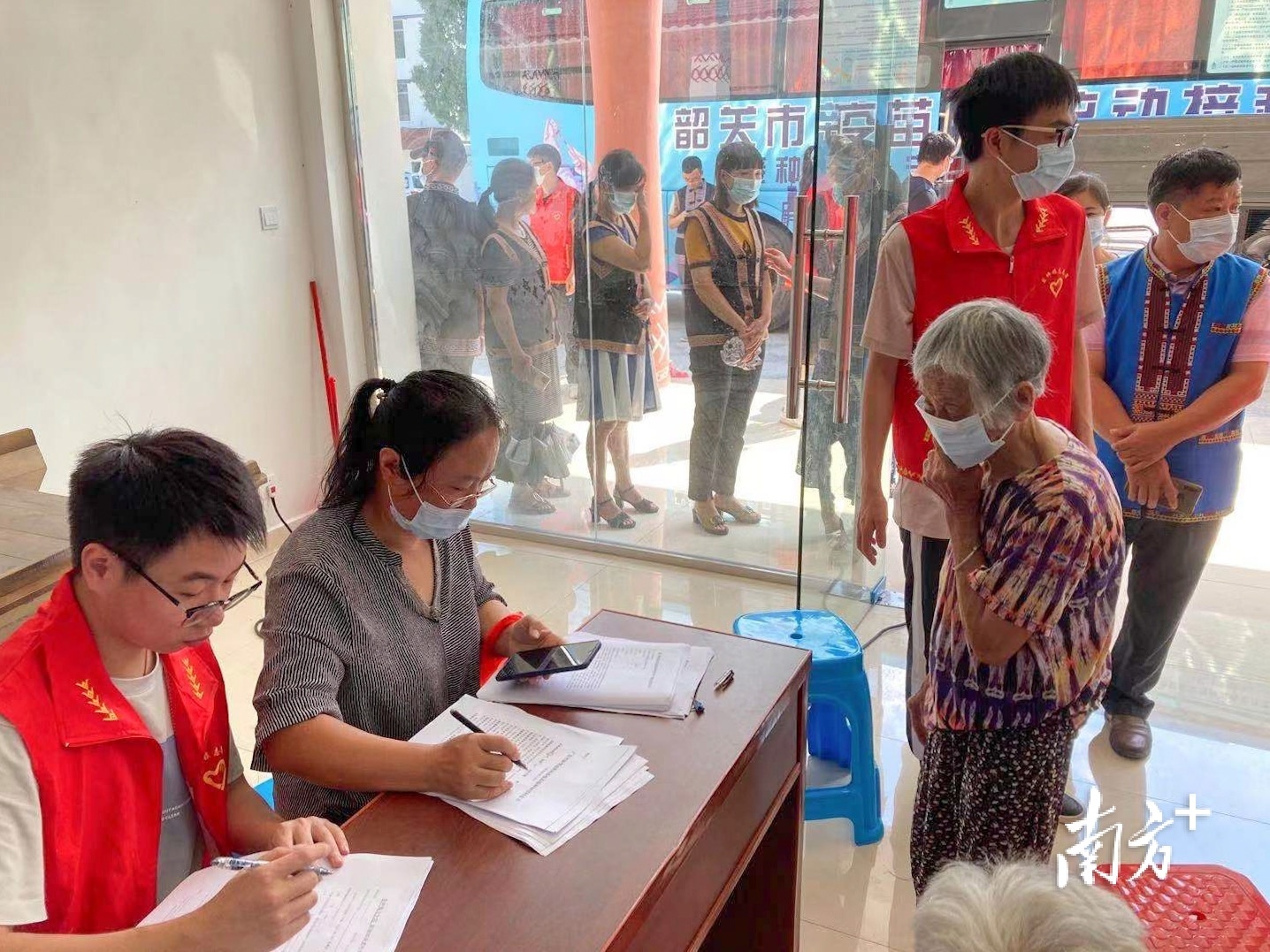 东坪镇正在排队等候疫苗接种的瑶族群众。 吴玥 摄