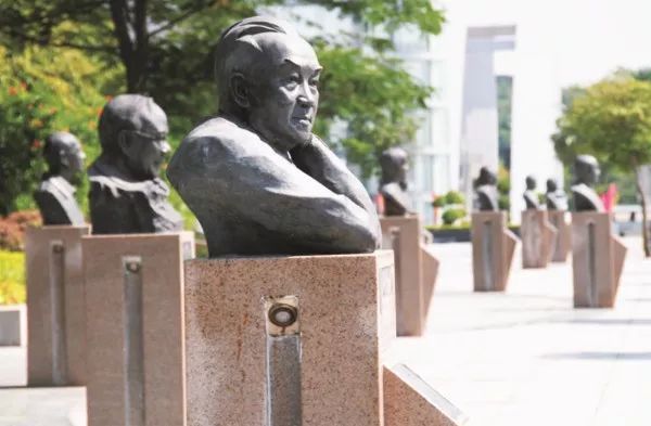 院士路两旁分别设立江门五邑籍院士艺术塑像 周华东摄 院士路两旁分别设立江门五邑籍院士艺术塑像 周华东摄