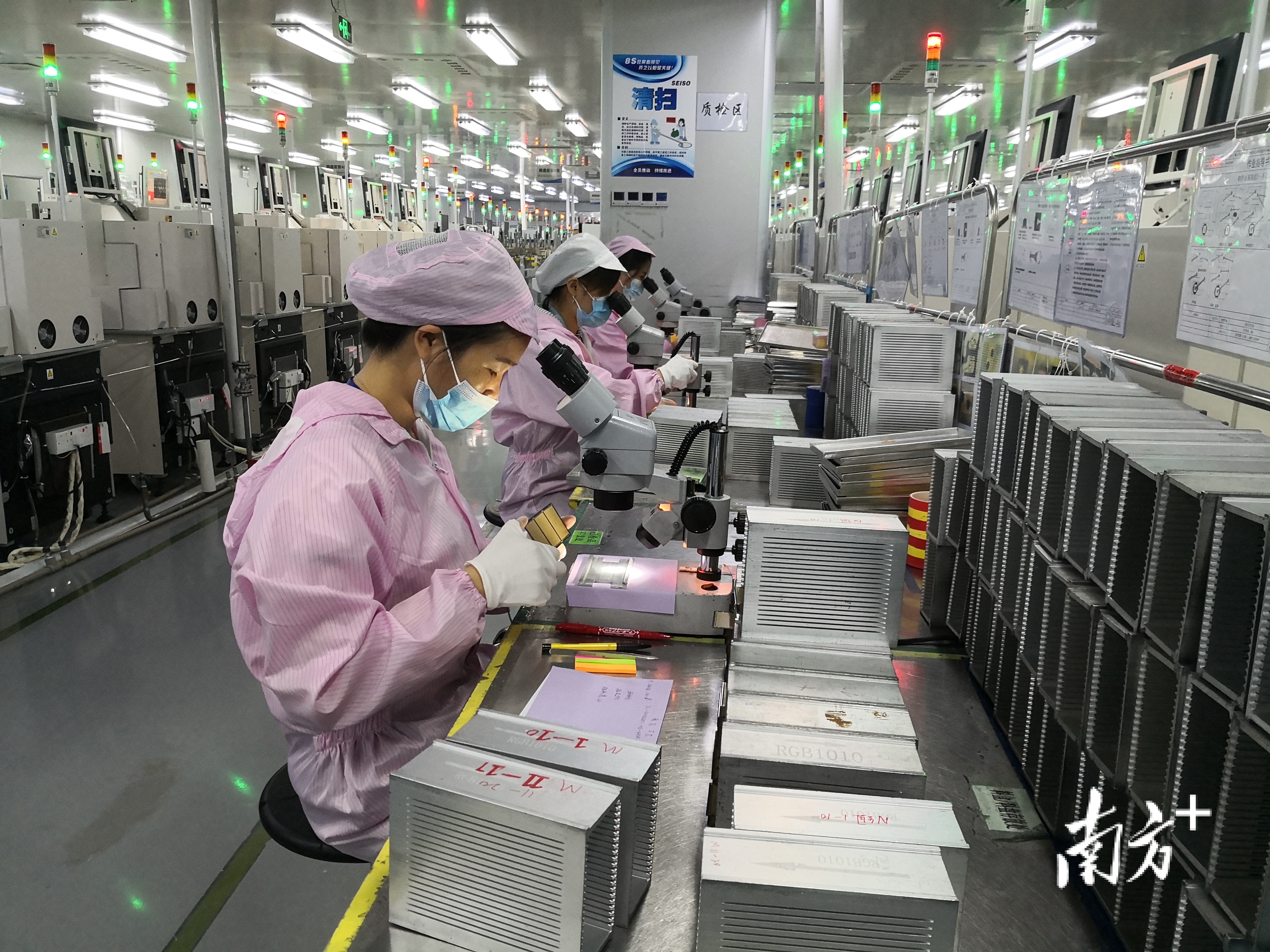 国星光电投资近20亿元建设“标杆工厂”,导入5G及智能数字化系统等科技资源。罗湛贤 摄 国星光电投资近20亿元建设“标杆工厂”,导入5G及智能数字化系统等科技资源。罗湛贤 摄