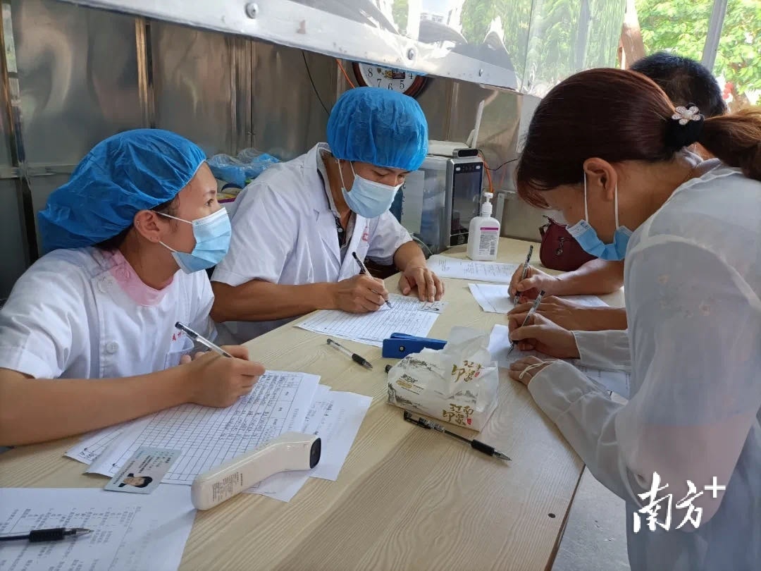 在基层卫生机构,潮州卫校学生引导接种人员登记信息。 在基层卫生机构,潮州卫校学生引导接种人员登记信息。