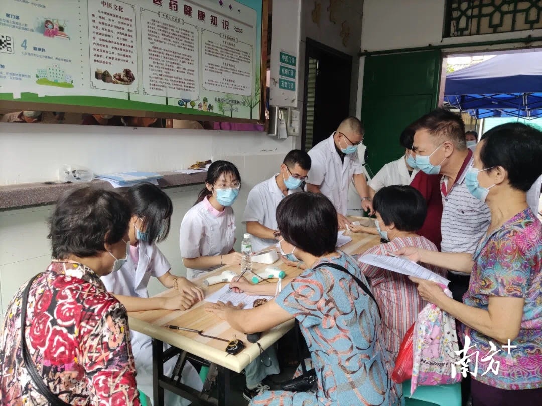 潮州卫校学生在基层卫生机构协助开展疫情防控工作。 潮州卫校学生在基层卫生机构协助开展疫情防控工作。