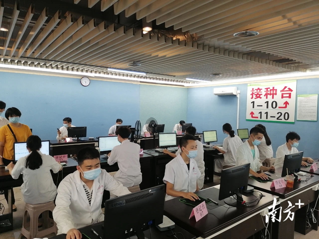 潮州卫校学生到接种点协助新冠疫苗接种工作。 潮州卫校学生到接种点协助新冠疫苗接种工作。