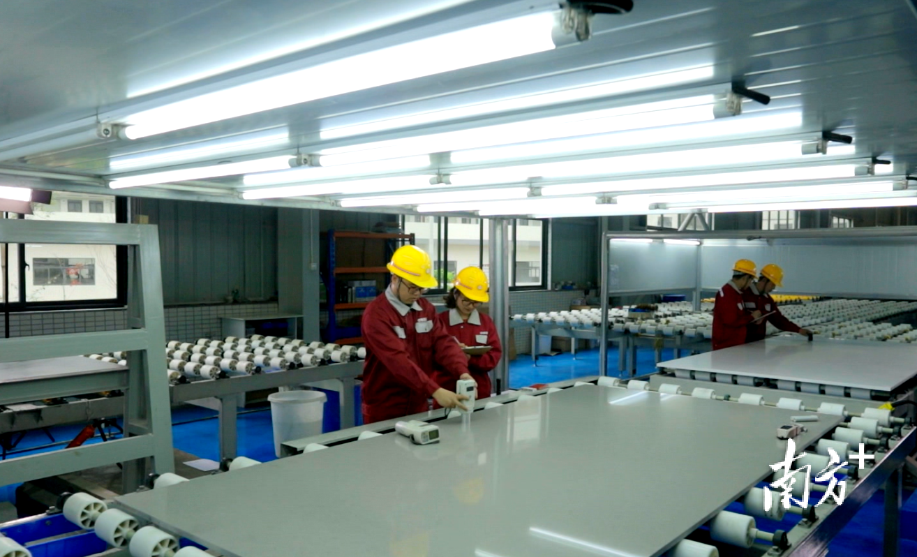 中旗新材员工在车间工作。受访者供图