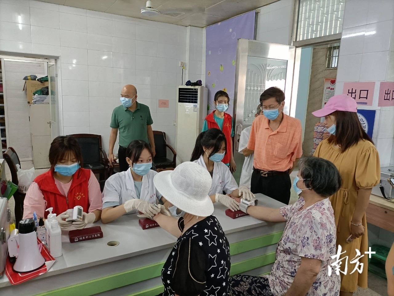 潮州卫校学生为接种新冠疫苗的老年人测量血压。 潮州卫校学生为接种新冠疫苗的老年人测量血压。