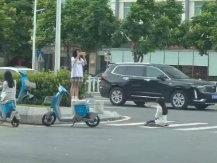 扫黑风暴 高明远把副驾驶改造成假山茶台 交警坐不住了 南方plus 南方