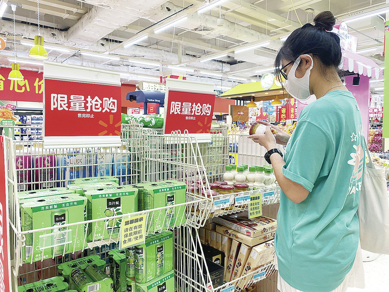 市民在选购临期食品。潘粤华 摄 市民在选购临期食品。潘粤华 摄
