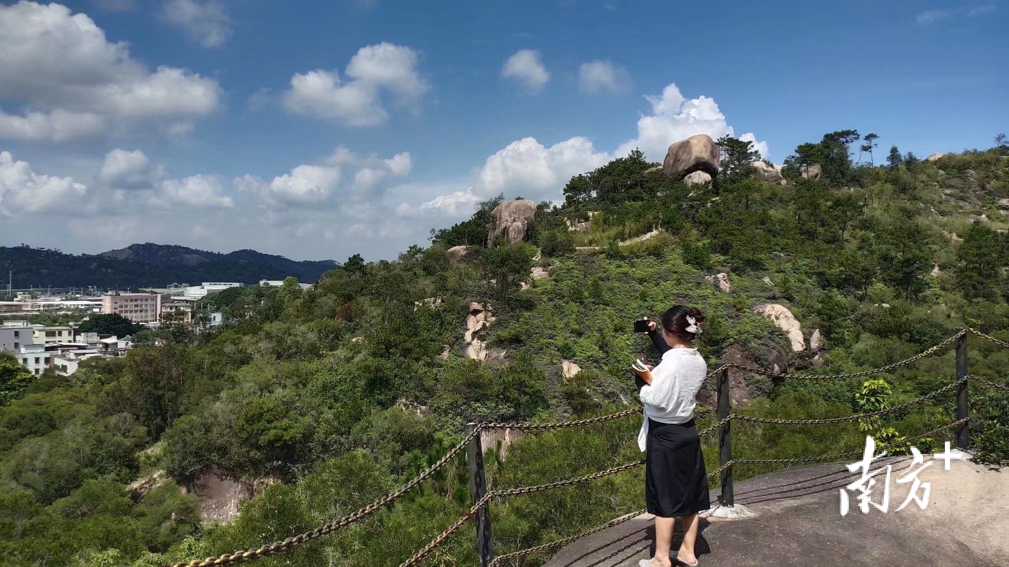 现在濠景休闲园山顶，能眺望到濠江的景色。蔡旭英 摄 