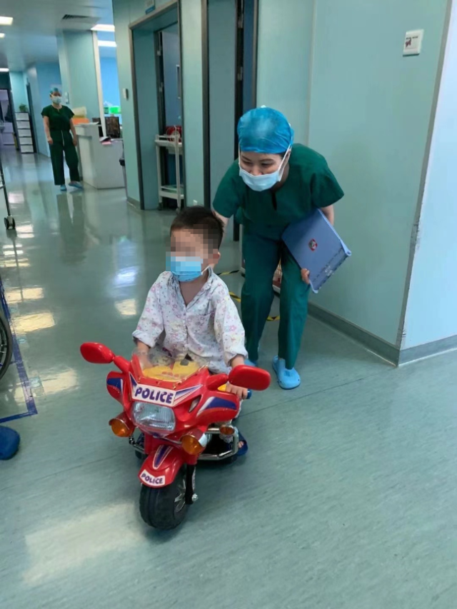 手术车是什么太酷了！中山萌娃开着“敞篷跑车”进手术室_https://www.jmylbn.com_新闻资讯_第1张