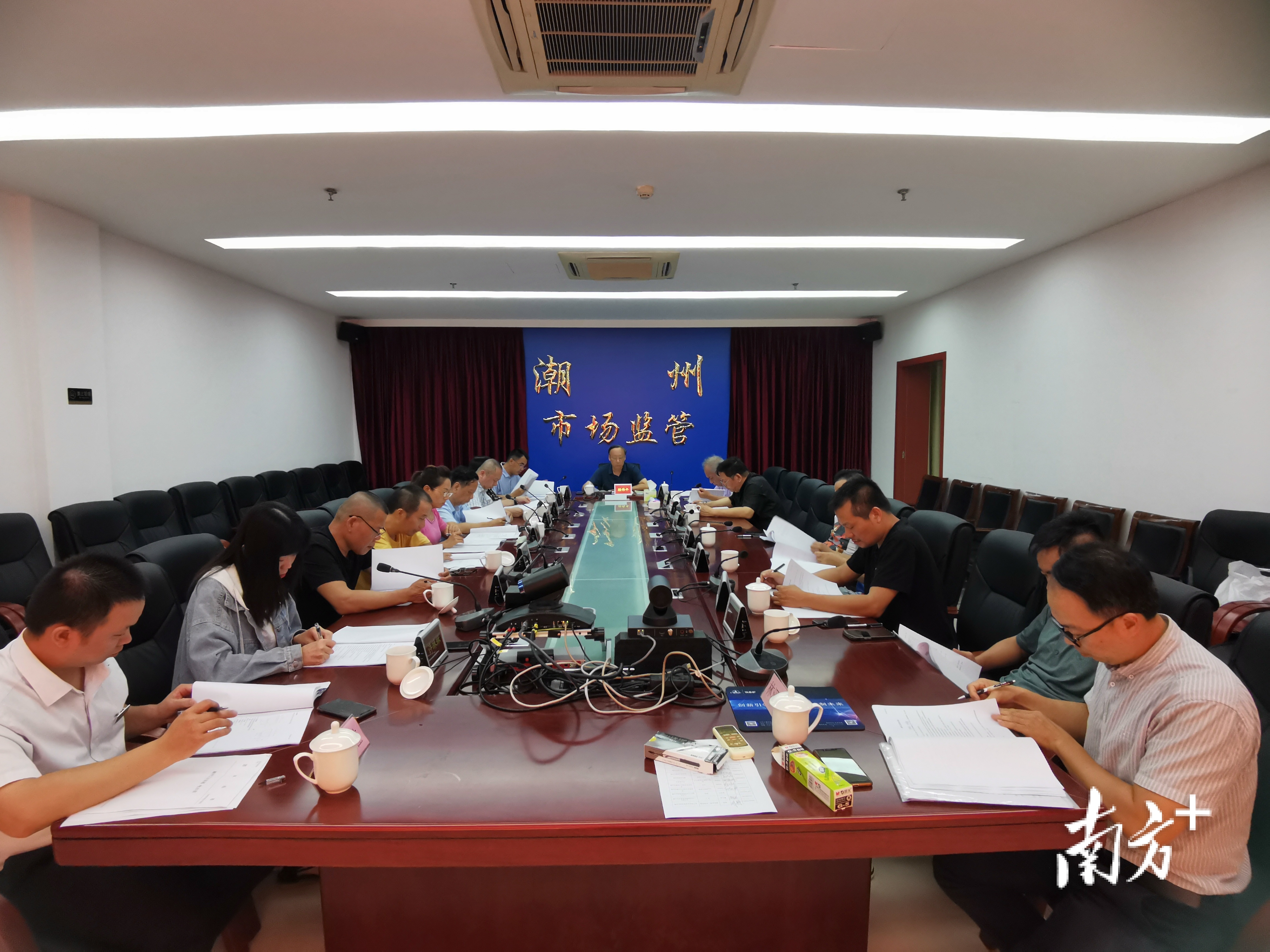 潮州工夫茶“茶器四宝”团体标准评审会在潮州市市场监督管理局召开。通讯员供图 潮州工夫茶“茶器四宝”团体标准评审会在潮州市市场监督管理局召开。通讯员供图