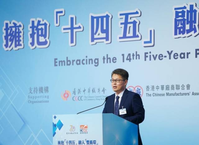 8月24日，在香港会展中心，宣讲团成员、科技部成果转化与区域创新司副司长黄圣彪在作主题演讲。新华社记者 王申 摄