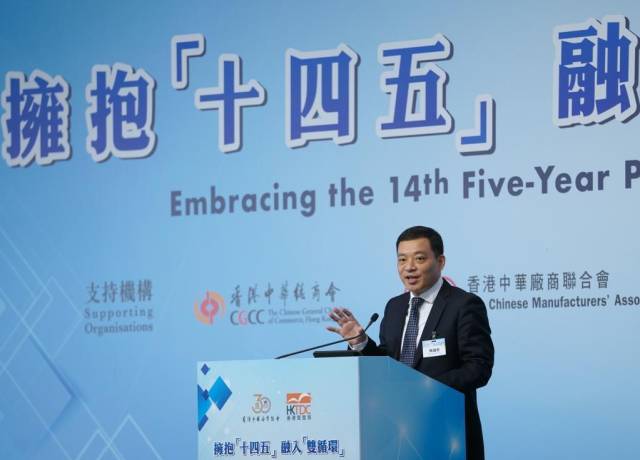 8月24日，在香港会展中心，宣讲团成员、中国人民银行金融研究所所长周诚君在作主题演讲。新华社记者 王申 摄