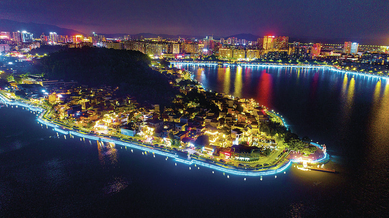 流光溢彩的岩前半岛将成为肇庆文旅新业态新地标。梁小明 摄