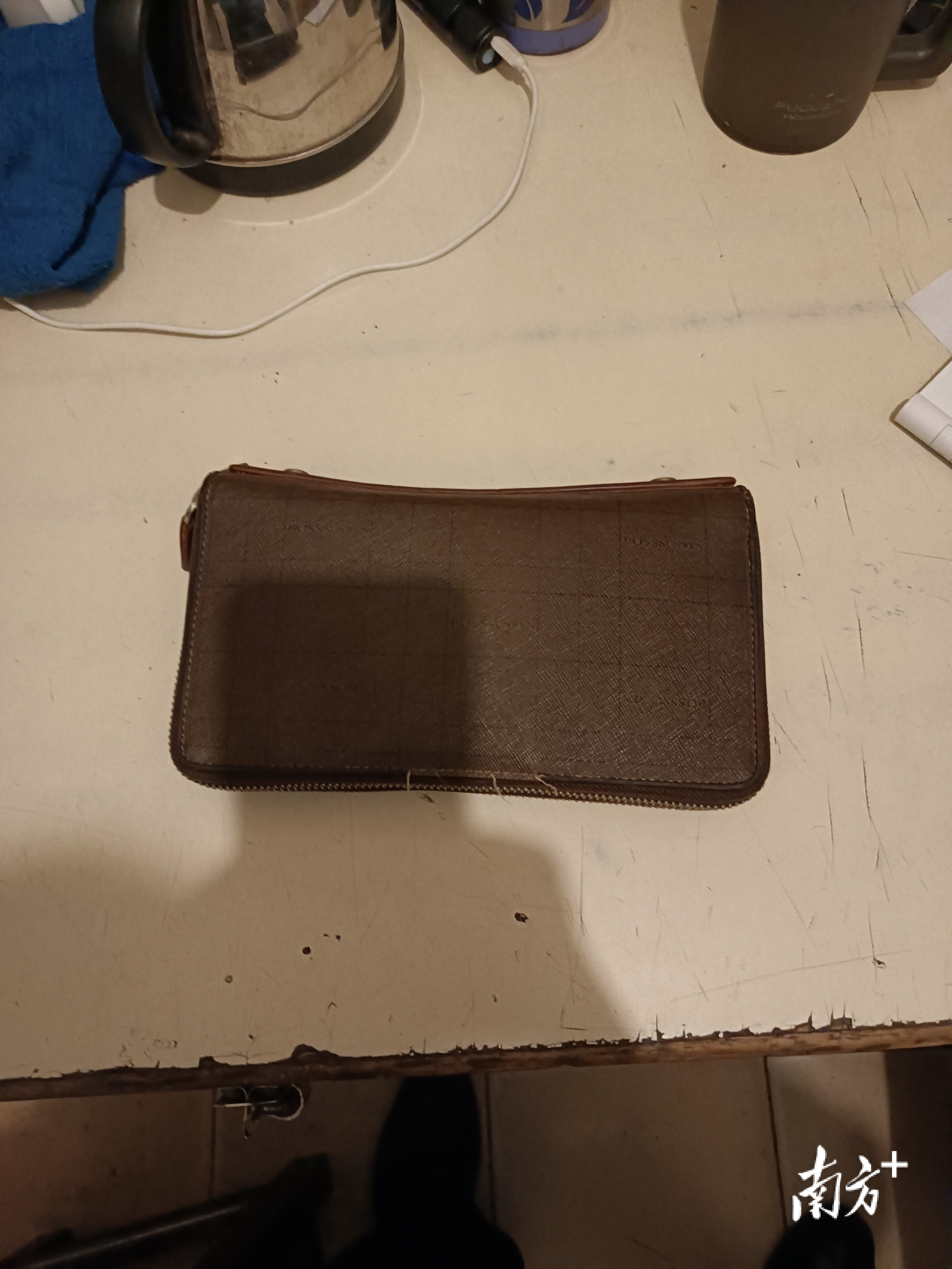 深夜捡到大量现钞，广州这名保安做法超赞_南方plus_南方+