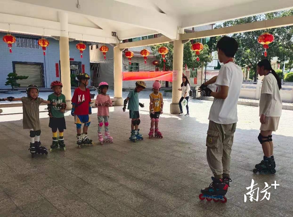 汕头大学明德学院大学生志愿者在枫溪二村开展乡村少儿轮滑培训。通讯员供图