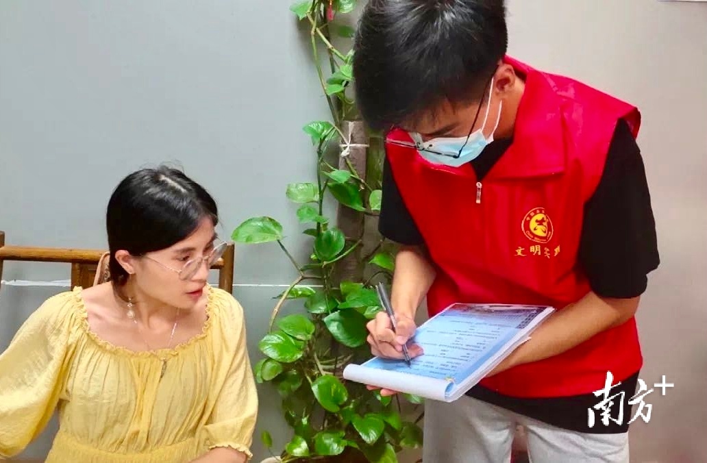 枫溪区文明实践志愿服务总队“巡巷找茬”志愿队进社区与居民交流创卫创文情况。通讯员供图