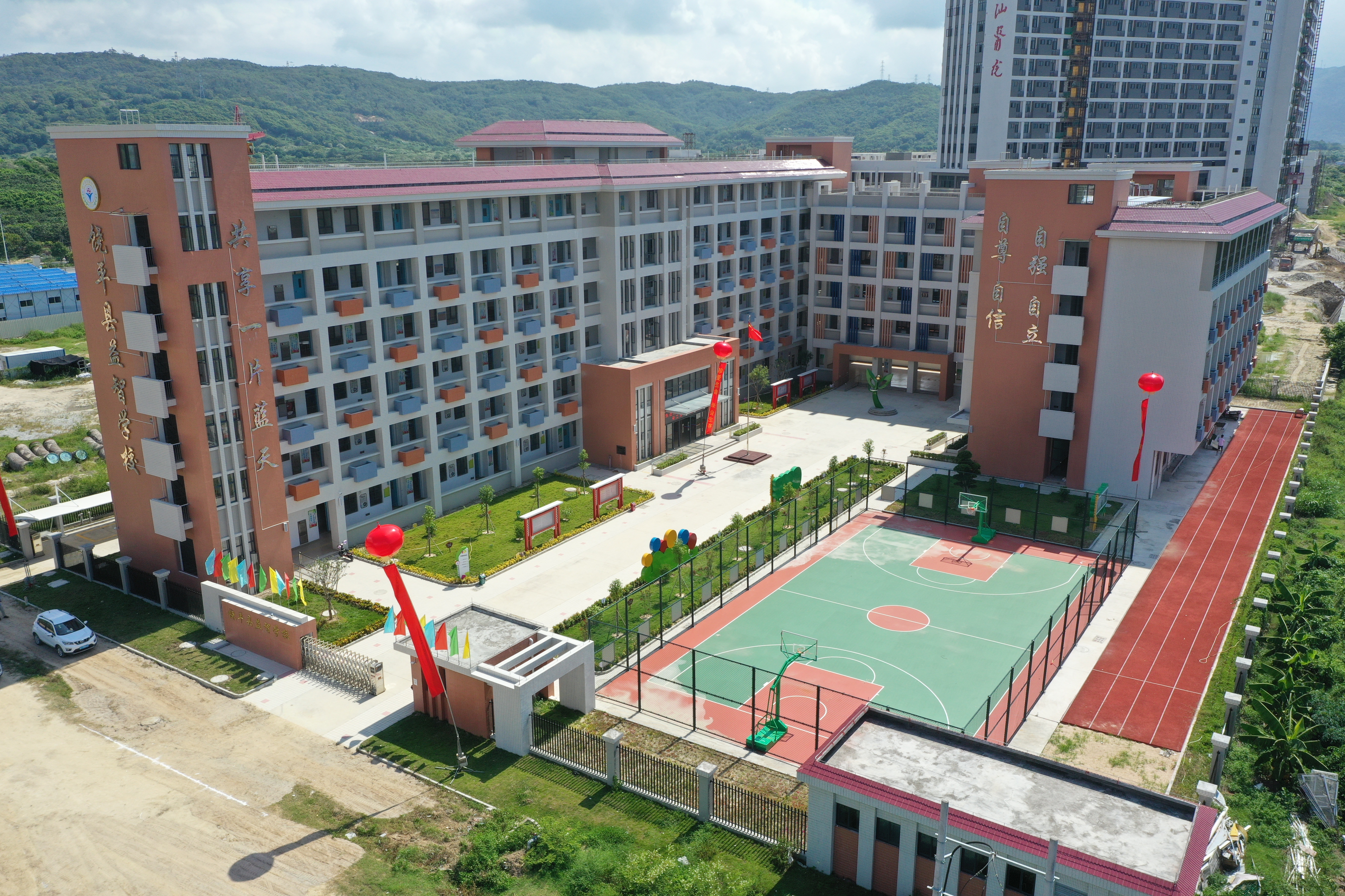 8月26日，饶平县益智学校新校区正式揭牌。通讯员供图