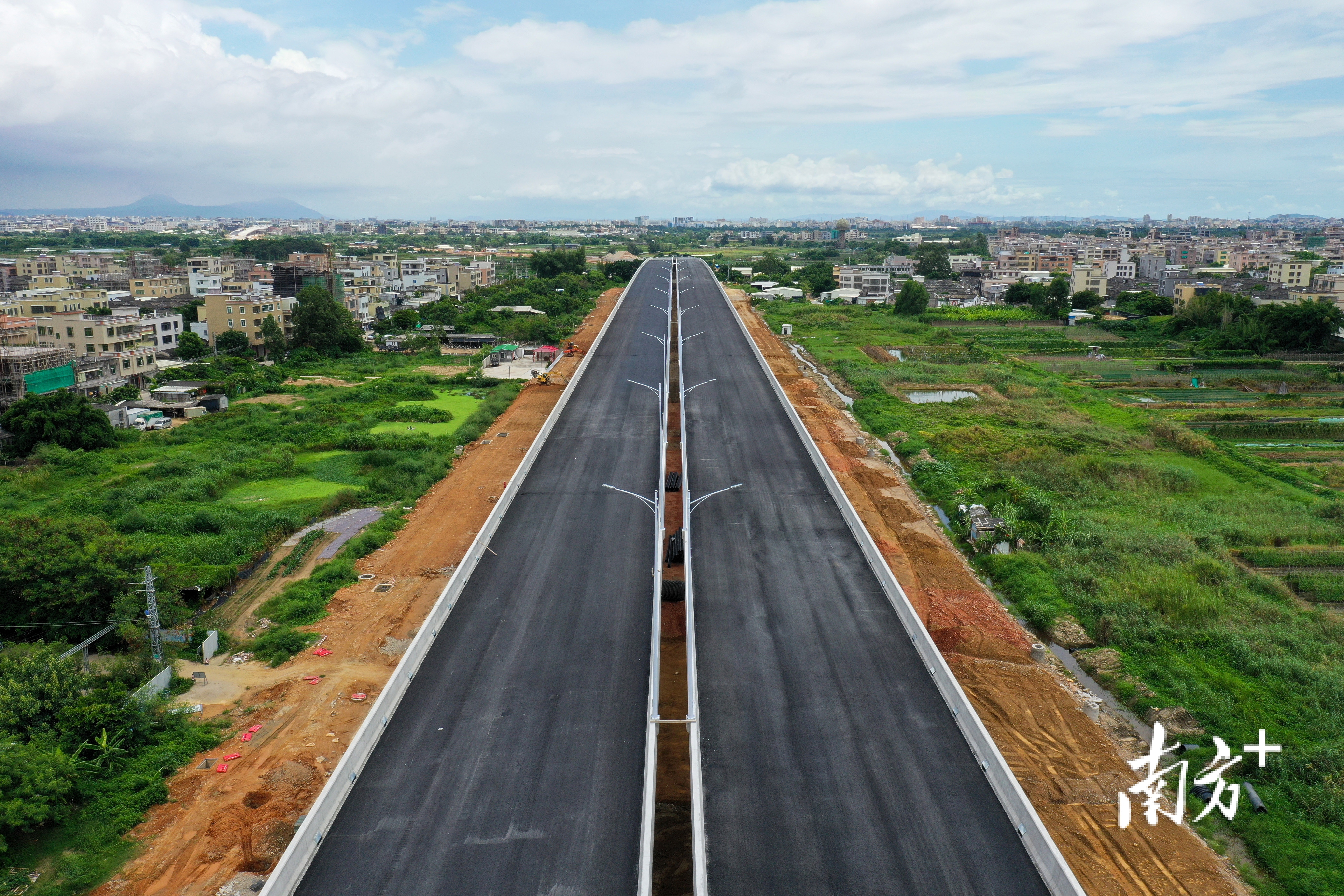 汕北大道龙湖段已累计完成工程量约95%.&nbsp