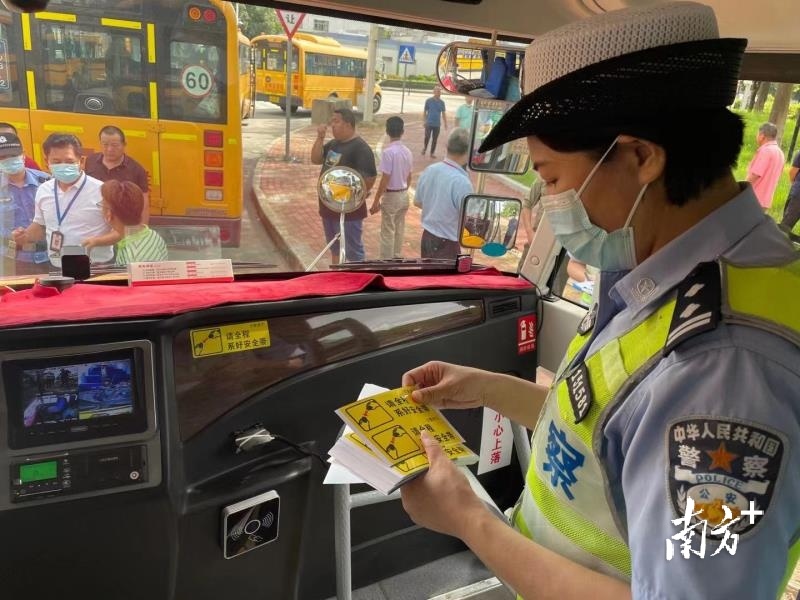 东莞交警加强校车安全检查杜绝“病车”上路 东莞交警加强校车安全检查杜绝“病车”上路