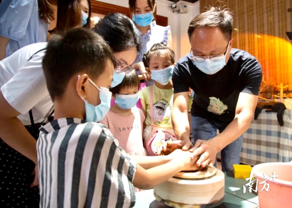 枫溪区举办新时代文明实践活动，引导群众体验非遗技艺。通讯员供图